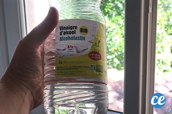 Du vinaigre blanc pour enlever les traces de colle sur la feneptre