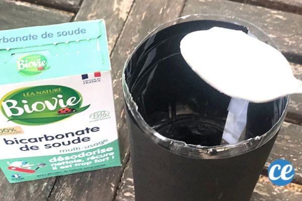 Du bicarbonate ajouté au vinaigre pour faire un piège contre les moustiques