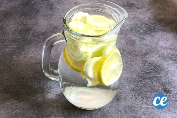 un pichet d'eau aromatisé au concombre et au citron pour la canicule