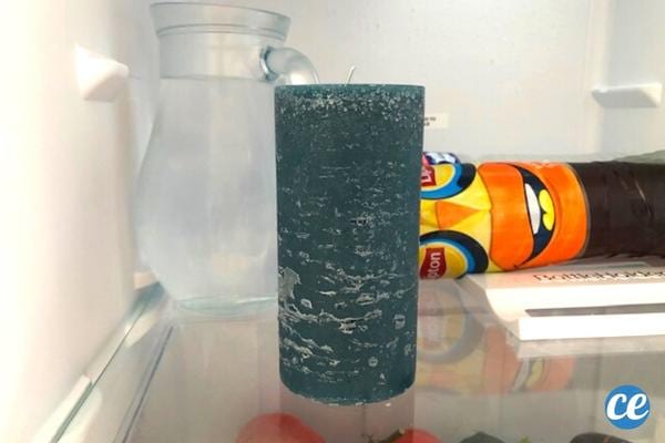 Une grosse bougie bleue dans réfrigérateur