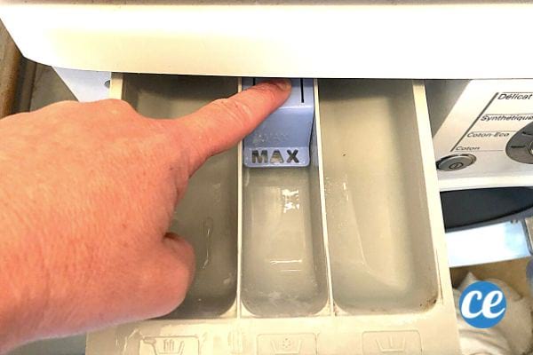 appuyez sur le bouton bleue du bac de la machine à laver pour l'enlever