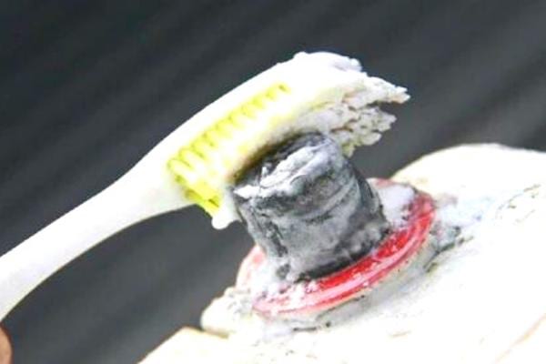 Nettoyez les bornes de votre batterie auto avec une brosse à dents et du bicarbonate.