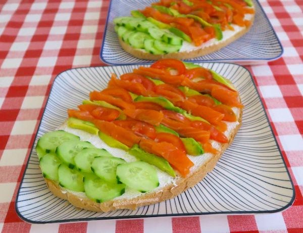 une bruschetta au saumon et aux légumes pour un repas léger.