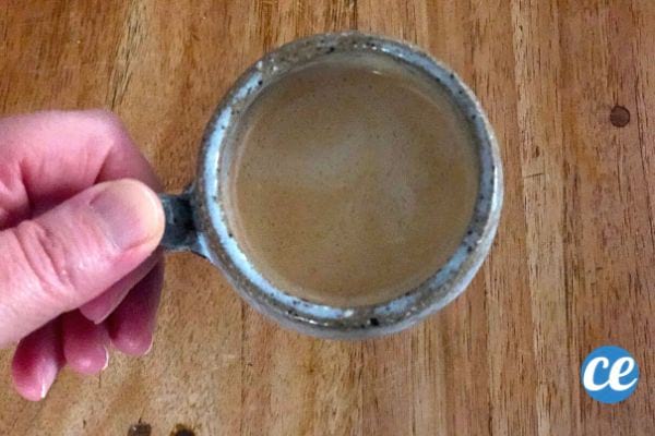 une tasse de café à boire avec modération pendant la canicule