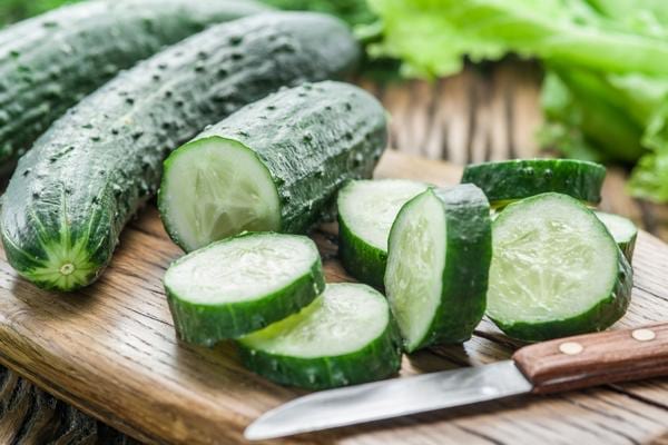 Concombre découpé en morceaux 