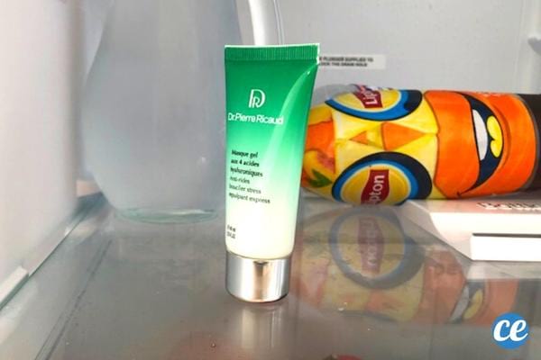 De la crème pour les yeux dans un réfrigérateur