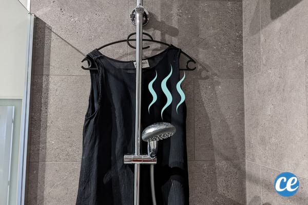 robe noir sur cintre dans la vapeur de la douche