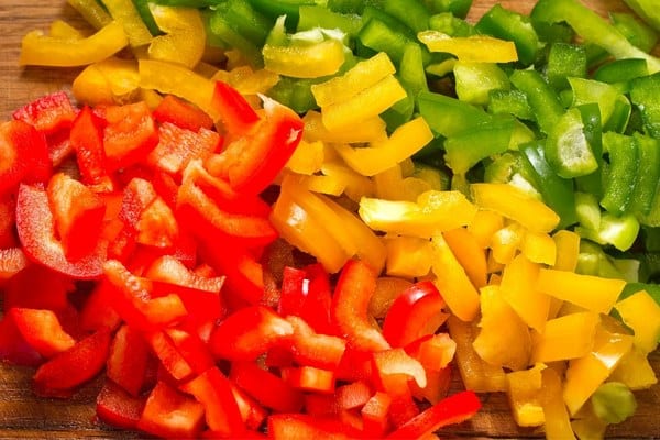 3 couleurs de poivrons coupés en petits cubes pour la cuisine