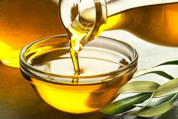 De l'huile d'olive et de l'huile de girofle à mélanger pour faire un remède qui soulage les douleurs au talon