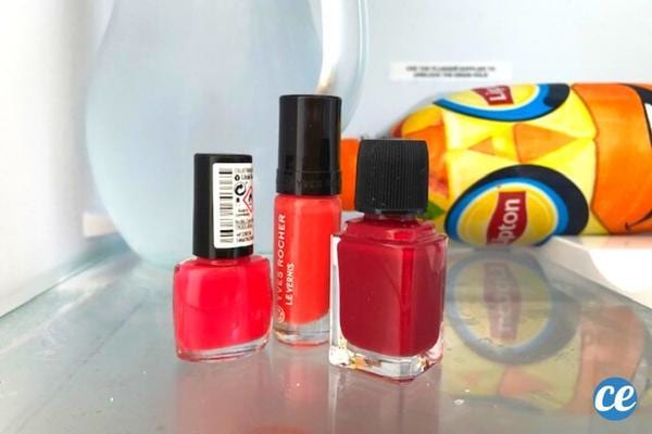 Des vernis à ongles dans un réfrigérateur