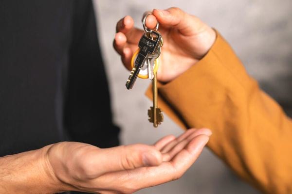 Donnez un double de vos clés à un ami pour ne plus jamais rester enfermé dehors.