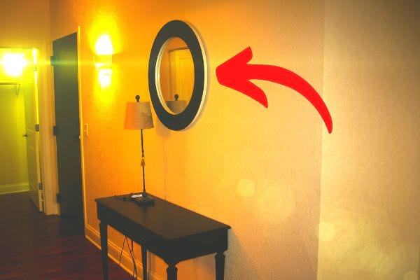 Cachez un double de vos clés derriére un cadre ou un miroir pour ne plus jamais rester enfermé dehors.