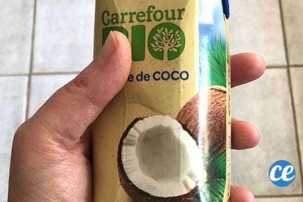 une bouteille d'eau de coco pour boire pendant la canicule