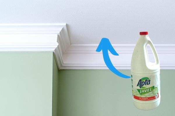 De l'eau de javel pour nettoyer facilement une tache d'eau sur le plafond