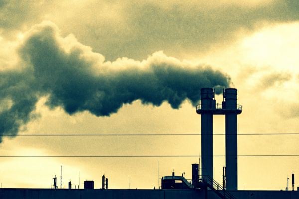 une usine qui produit de la fumée polluante