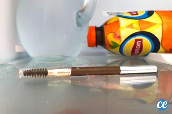 Un eye-liner dans un réfrigérateur