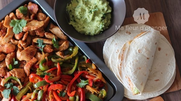 un plat léger de fajitas de poulet avec des légumes
