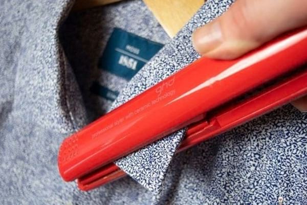 fer à lisser les cheveux rouge pour défroisser le col de chemise