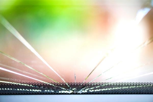 Des fissures sur le ruban de sérigraphie d'un pare brie