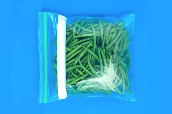haricots verts dans sachets hermétiques pour les conserver au frigo