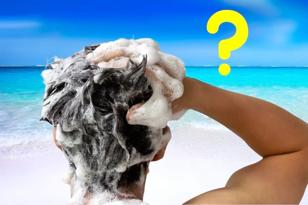 homme qui se lave les cheveux sur la plage
