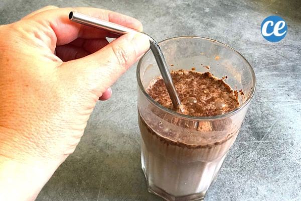 un verre de lait chocolaté froid à boire pendant la canicule