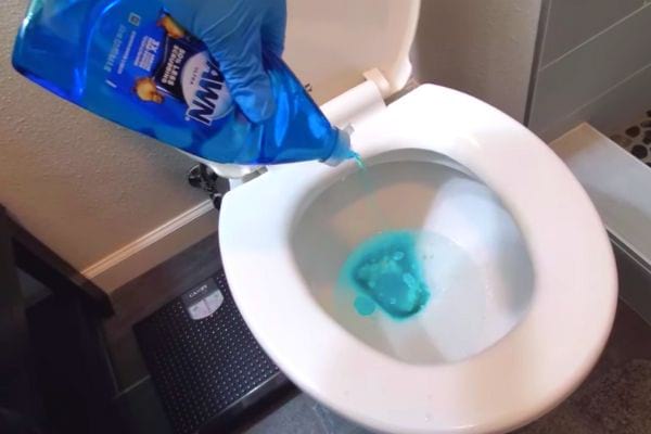 Versez du liquide vaisselle dans vos toilettes pour les déboucher.