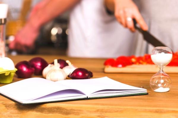 Un cahier ouvert posé sur le plan de travail 