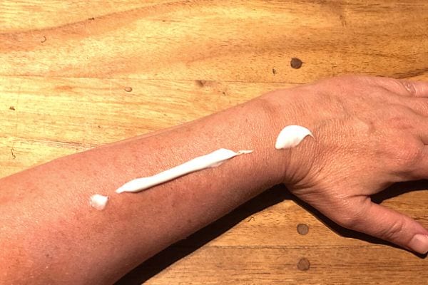 de la crème mise sur les avant bras