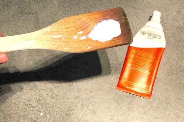 se mettre de la crème dans le dos avec une spatule