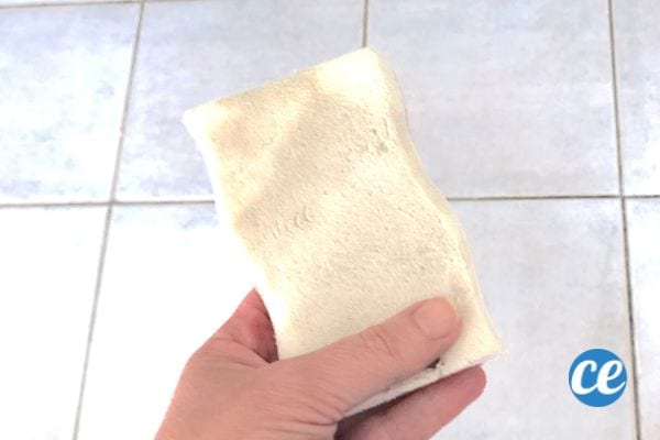 Une éponge magique pour nettoyer un plafond non lessivable sans faire de traces