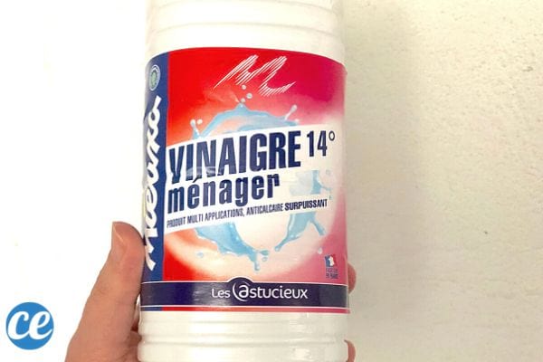Du vinaigre blanc pour nettoyer les traces de moisissures au plafond