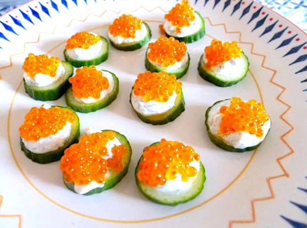 bouchées d'oeufs de truite et de concombre pour l'apéro