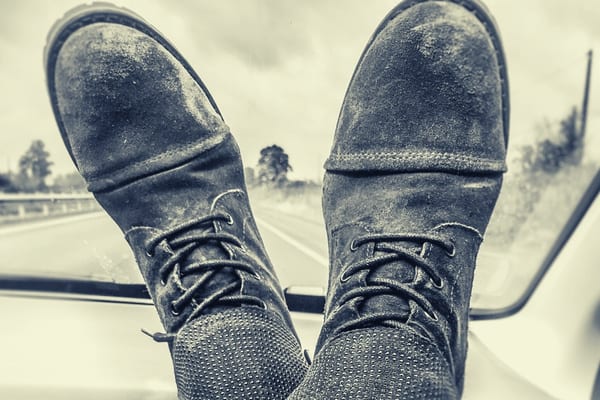 grosses chaussures sales sur le tableau de bord danger