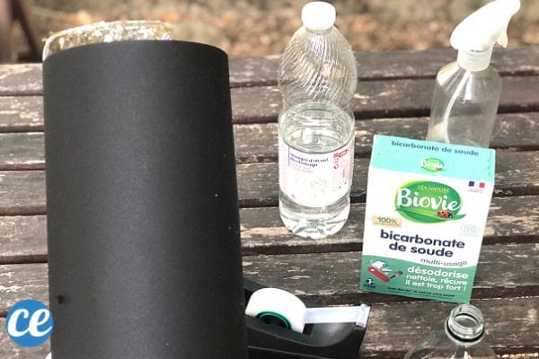 une feuille noire mise autour de la bouteille pour faire un piège anti moustique