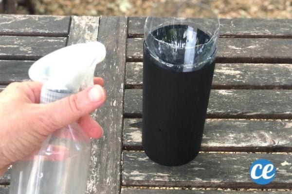 de l'eau vaporisé autour du piège à moustiques