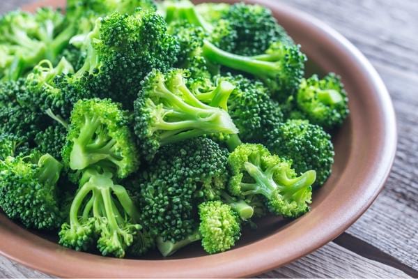 Plusieurs brocolis dans une assiette 