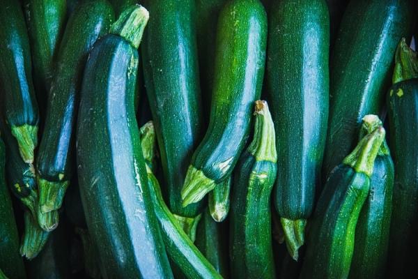 Plusieurs courgettes hydratantes 