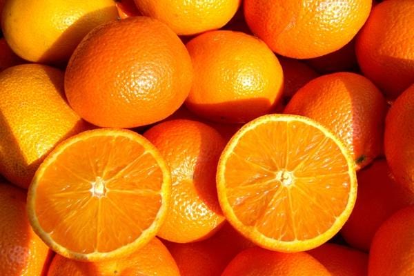 Plusieurs oranges découpées 