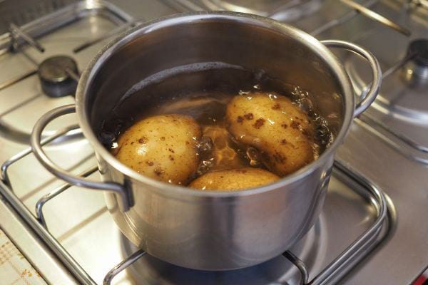 Le vinaigre aident les pommes de terre à rester bien fermes.