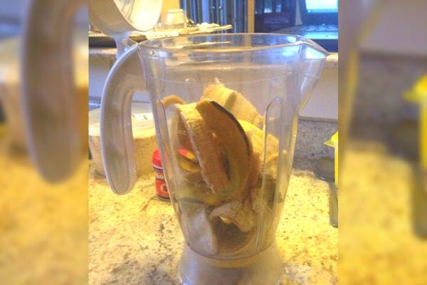 Faites un purin de peau de banane avec votre mixeur à utiliser comme engrais sur vos plantes.