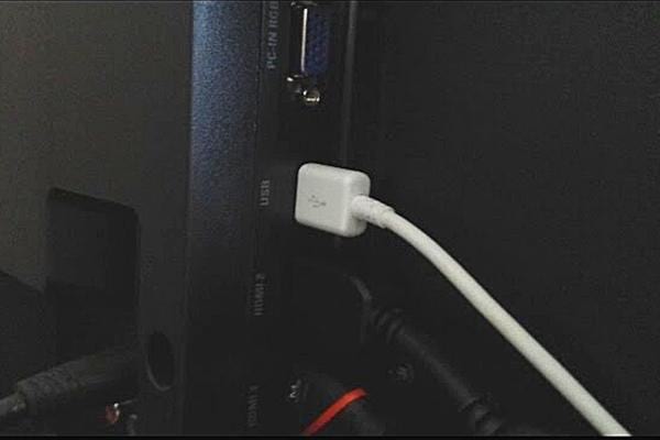 Un cable USB pour charger iphone via TV 