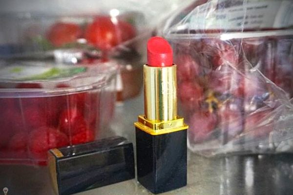 rouge à lèvres dans un frigo