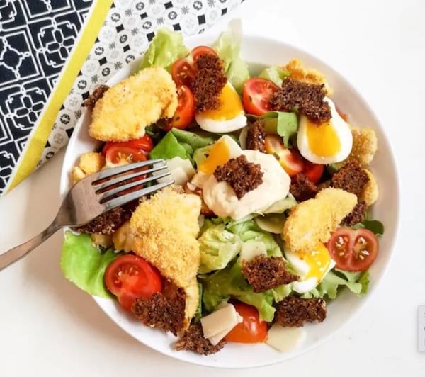 Une salade César avec une sauce légère pour un plat léger