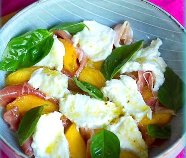 salade de mozzarella et de pêche pour un repas léger