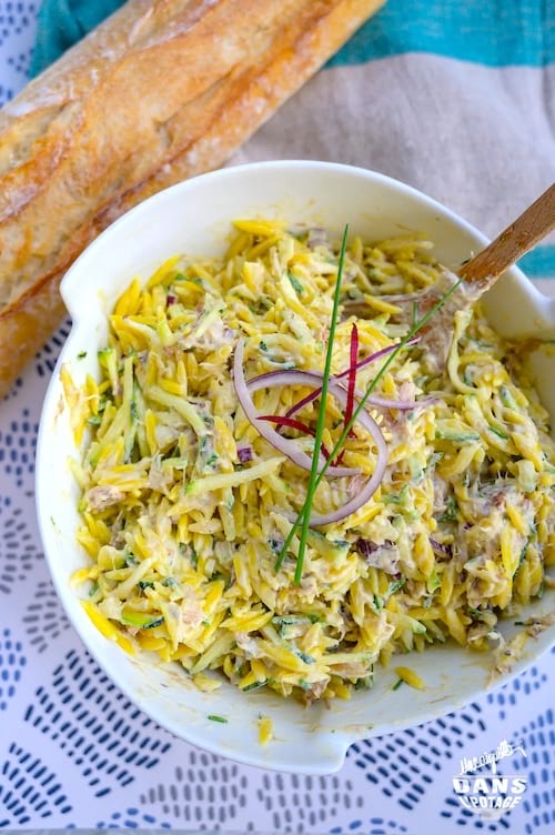 Salade de pâtes au maquereau avec une sauce au yaourt pour un plat léger
