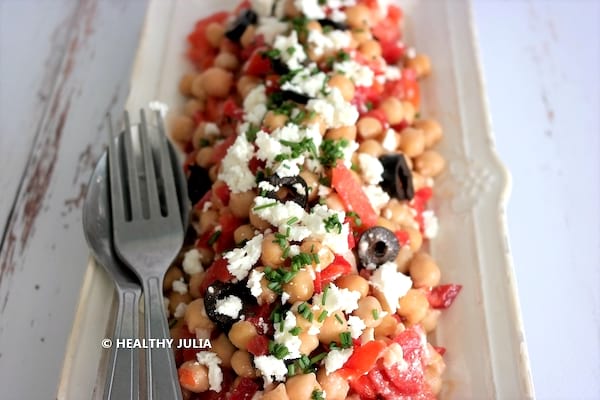 Salade de pois chiches, de tomates et de feta pour un repas léger