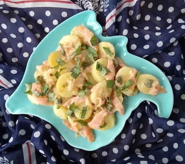 Une salade de pommes de terre légère au saumon et au basilic