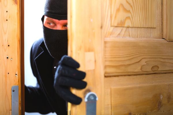 Laissez vos double de clés seulement avec quelqu'un en qui vous avez entièrement confiance.