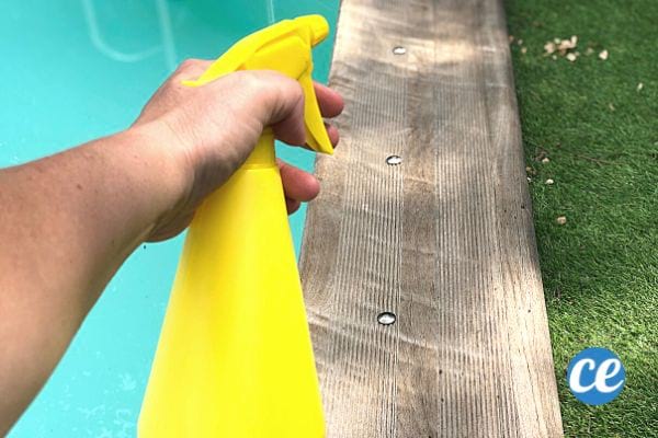 un spray anti guêpe jaune devant une piscine